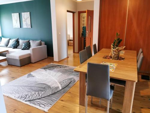 Okno na Śnieżkę, Apartament z 2 Łazienkami, tarasem, ogrodem, parkingiem i pięknym widokiem – khách sạn tại Karpacz