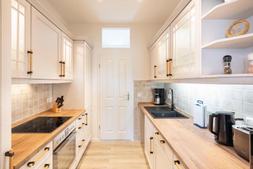 Two-Bedroom Apartment with Shower  image 8
