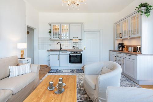 One-Bedroom Apartment with Shower image 10