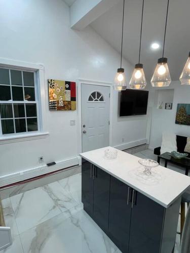 . Modern/new 1br Apt- Shops 5mn