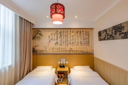 Happy Dragon Alley Hotel-In the city center with big window&free coffe, Fluent English speaking,Tourist attractions ticket service&food recommendation,Near Tian Anmen Forbiddencity,Near Lama temple,Easy to walk to NanluoAlley&Shichahai