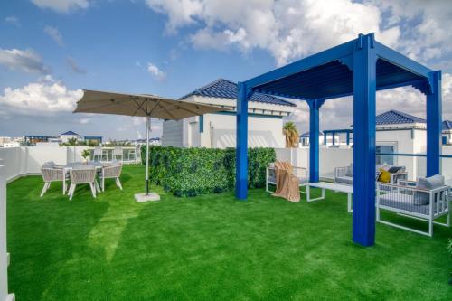 Stunning Palm Villa with Rooftop Garden, Resort Style Pool and Beach by Exclusive Holiday Homes, Dubaj (zdjęcie 4)