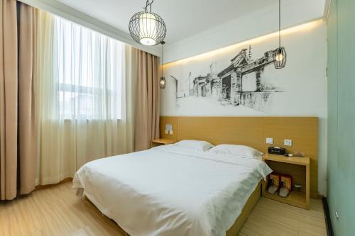 Happy Dragon Alley Hotel-In the city center with big window&free coffe, Fluent English speaking,Tourist attractions ticket service&food recommendation,Near Tian Anmen Forbiddencity,Near Lama temple,Easy to walk to NanluoAlley&Shichahai