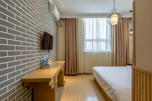 Happy Dragon Alley Hotel-In the city center with big window&free coffe, Fluent English speaking,Tourist attractions ticket service&food recommendation,Near Tian Anmen Forbiddencity,Near Lama temple,Easy to walk to NanluoAlley&Shichahai