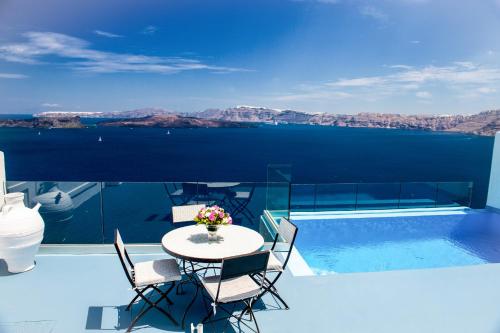 Suite Astarte con bañera de hidromasaje cubierta, piscina infinita privada y vistas a la caldera