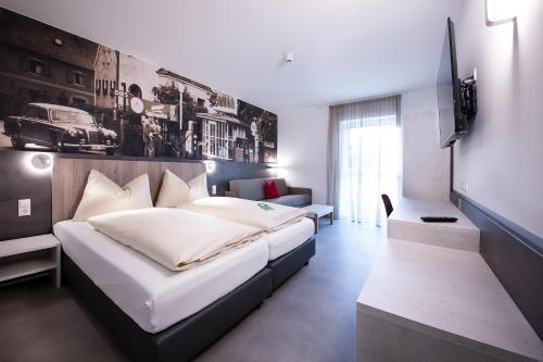 2 twin beds, 1 sofa bed