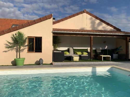 Maison Piscine et Jacuzzi chambre d'hôte Saint-Rémy-en-Rollat