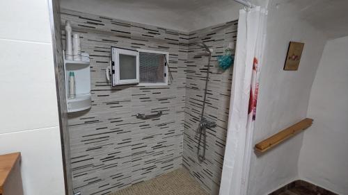 Zuhanyzó, Cueva la Tita del Pan in Freila
