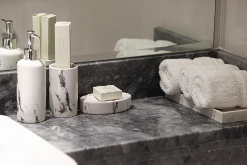 Visionary Vista: 2BR Al Habtoor City, Dubai (Foto 6)