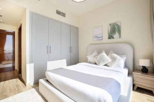 Visionary Vista: 2BR Al Habtoor City, Dubai (Foto 9)