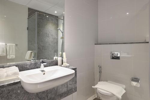 Visionary Vista: 2BR Al Habtoor City, Dubai (Foto 8)