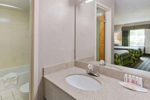 Super 8 by Wyndham Knoxville West/Farragut in Knoxville, USA