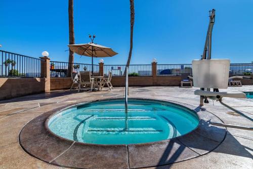 Rodeway Inn & Suites Thousand Palms - Rancho Mirage