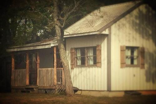 Bourbon Trail Cabin on the Farm in Lawrenceburg, USA