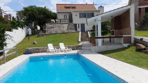 Chalet con piscina vista al lago