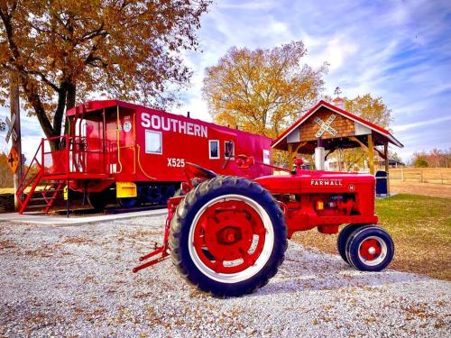 B&B Lawrenceburg - Bourbon Trail: Caboose on the Farm - Bed and Breakfast Lawrenceburg