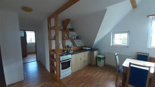 köök, Apartmán v Chaloupce na vršku (Apartman v Chaloupce na vrsku) in Bernartice