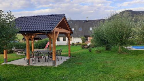 Hotelli välisilme, Apartmán v Chaloupce na vršku (Apartman v Chaloupce na vrsku) in Bernartice