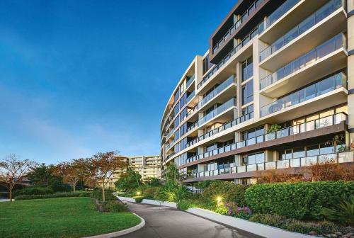 Serene Escape Panoramic Views, Pool, Gym, Sauna