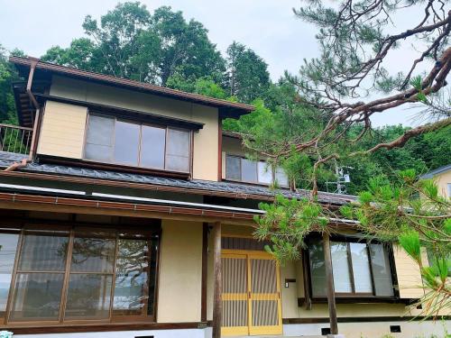 吉祥莊位于高山市内 有一千平方的园林 可远眺日本的阿尔卑斯山脉 四季景色绝佳 可接待9人入住 免费停车, Takayama