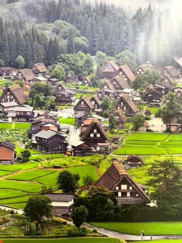 吉祥莊位于高山市内 有一千平方的园林 可远眺日本的阿尔卑斯山脉 四季景色绝佳 可接待9人入住 免费停车 in Kokufu