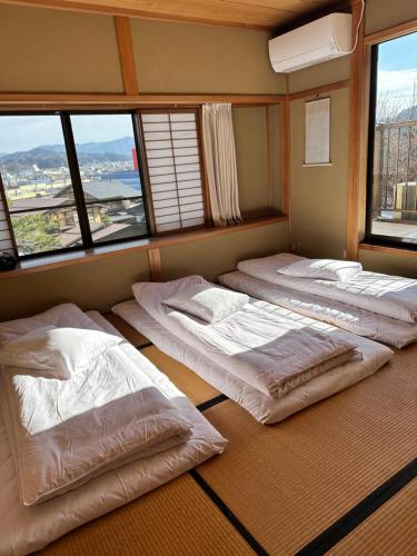 吉祥莊位于高山市内 有一千平方的园林 可远眺日本的阿尔卑斯山脉 四季景色绝佳 可接待9人入住 免费停车 in Kokufu