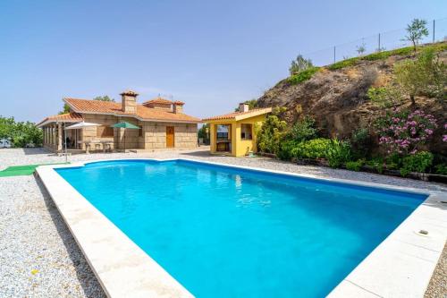 Relajante villa con vistas, piscina y parking