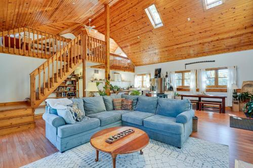 Delaware Wooded River Retreat with Views and More in Delaware, USA