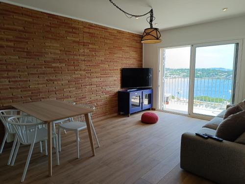 Two-Bedroom Apartment with Balcony and Sea View image 4