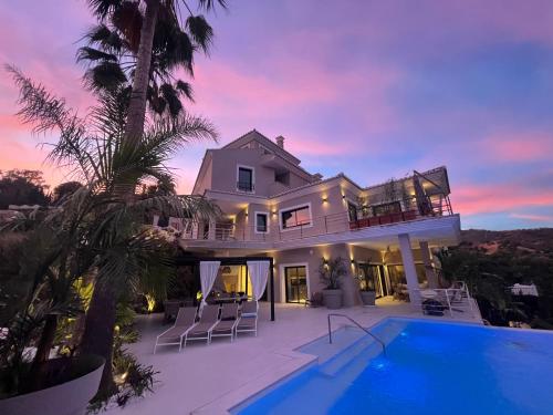 NEW LUXURY VILLA : 7 BEDROOMS : POOL : GYM : SPA