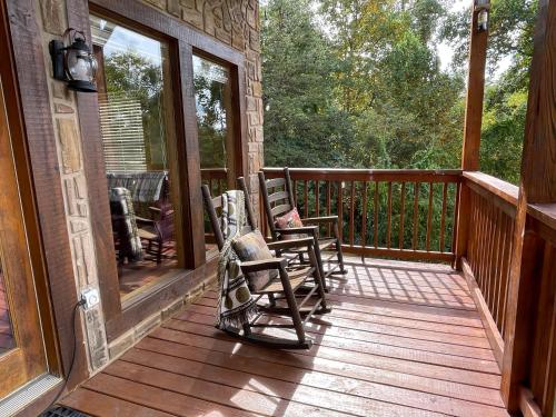 Rustic Cabin, Fire Pit with HotTub, Mountain Views, Peaceful Location