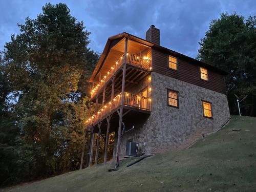 Rustic Cabin, Fire Pit with HotTub, Mountain Views, Peaceful Location