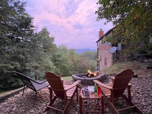 Rustic Cabin, Fire Pit with HotTub, Mountain Views, Peaceful Location