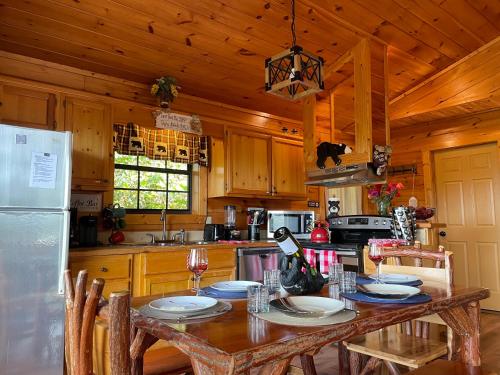 Rustic Cabin, Fire Pit with HotTub, Mountain Views, Peaceful Location