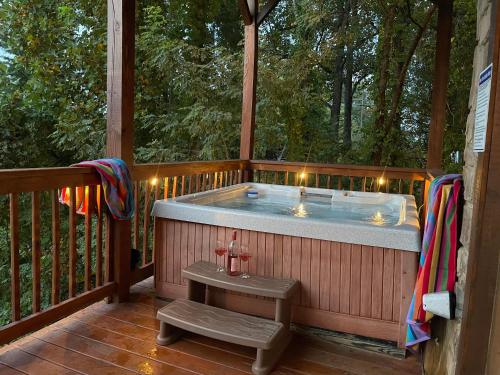 Rustic Cabin, Fire Pit with HotTub, Mountain Views, Peaceful Location