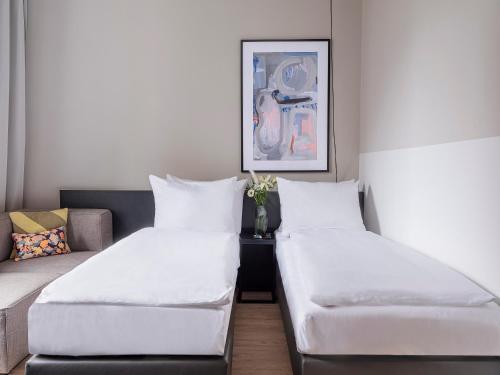 Large Studio with Kitchenette - Twin Beds, Stairs Access Only