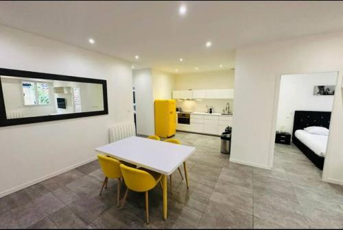 Remarkable 2-Bed Apartment in Bordeaux, Bordeaux (Foto 3)
