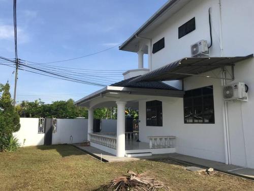 Kert, Dahlia Homestay (Wi-Fi & Netflix) in Lutong