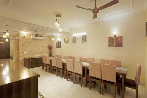 Restaurant, Hotel The Sunrise View in Noida