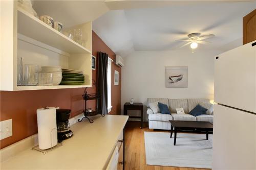 Mariner House, 3 units at First Beach close to downtown Newport in Middletown, USA