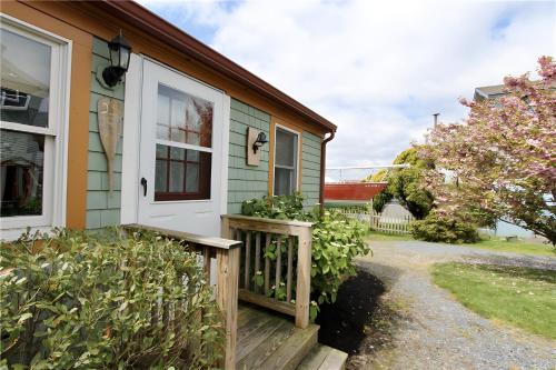 Mariner House, 3 units at First Beach close to downtown Newport in Middletown, USA