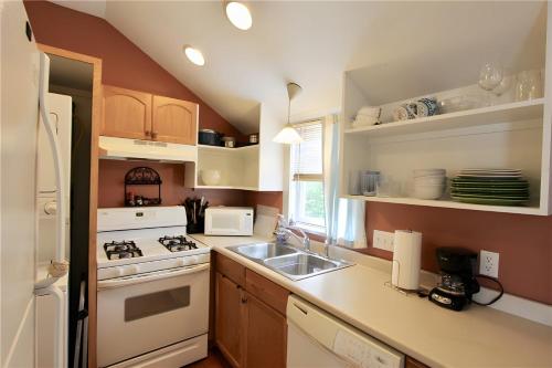 Mariner House, 3 units at First Beach close to downtown Newport in Middletown, USA