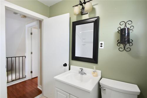 Mariner House, 3 units at First Beach close to downtown Newport in Middletown, USA