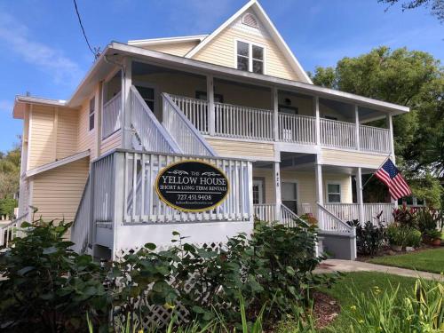 Overlooking Downtown Dunedin Two Bedroom apartment NO PETS in Dunedin, USA