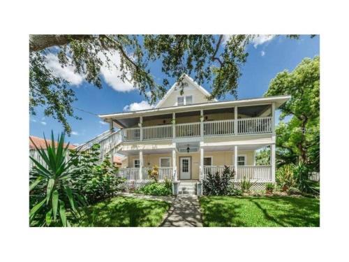 Overlooking Downtown Dunedin Two Bedroom apartment NO PETS in Dunedin, USA