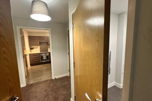 Large Central 2 Bed Apt with Balcony and Sofa Bed Sleeps 6 - Tap to explore photos