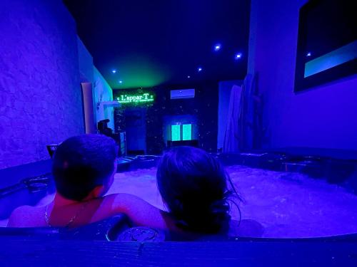 อ่างแช่น้ำร้อน, L'appar-T loft avec Spa privatif et jardin in กีรส์