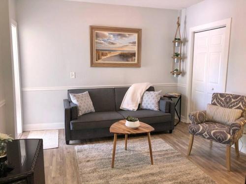 In the Heart of Downtown Dunedin One Bedroom Apt NO PETS in Dunedin, USA