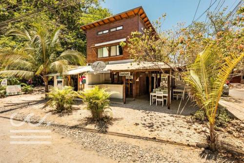 Honali House Bungalow a block from the beach