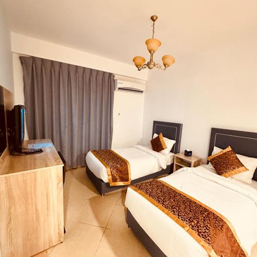 1 king bed, 2 twin beds